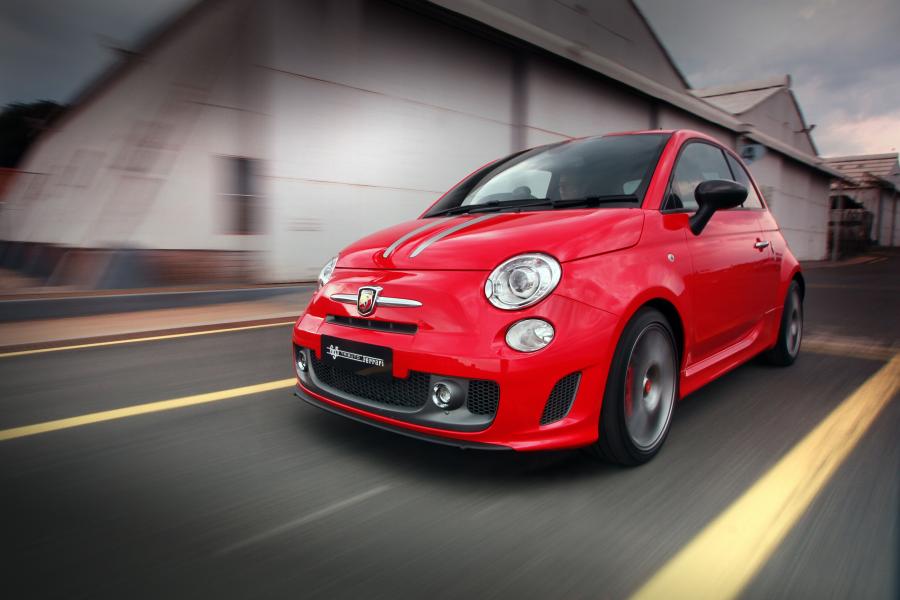  Abarth 695 Tributo Ferrari 2012 года  (ZA) (фото 6 из 24)
